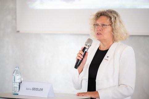 Sabine Seidler spricht in Mikrofon
