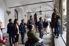 Stadtführung Summer School Doc+ Teilnehmer_innen bei der Stadtführung