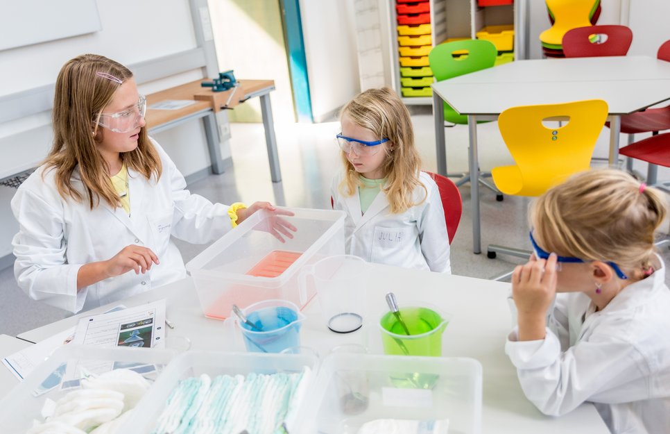 Lehr-Lern-Labor Leoben (Fotocredit: Science Garden) Mädchen experimentieren im Lehr-Lern-Labor Leoben