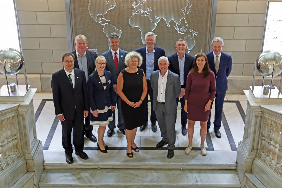 Oben: Ijsbrand Haagsma, Harald Kainz, Frank Baaijens, Arthur Mol, Thom Palstra (v.l.n.r) Unten: Wilfried Eichlseder, Elke Standeker, Sabine Seidler, Karel Luyben, Melanie ten Asbroek-Braamhaar (v.l.n.r) Oben: Ijsbrand Haagsma, Harald Kainz, Frank Baaijens, Arthur Mol, Thom Palstra (v.l.n.r) Unten: Wilfried Eichlseder, Elke Standeker, Sabine Seidler, Karel Luyben, Melanie ten Asbroek-Braamhaar (v.l.n.r)