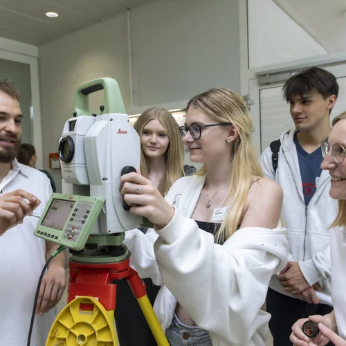 Fem in Tech & Diversity - Studentinnen mit Messgerät