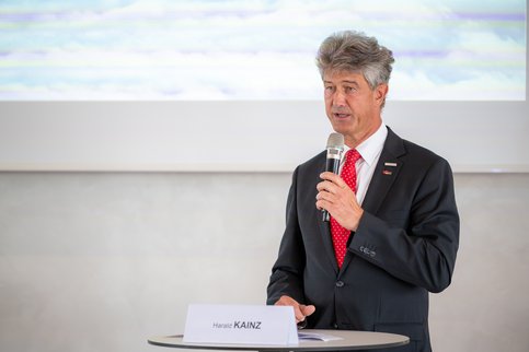 Harald Kainz spricht in Mikrofon