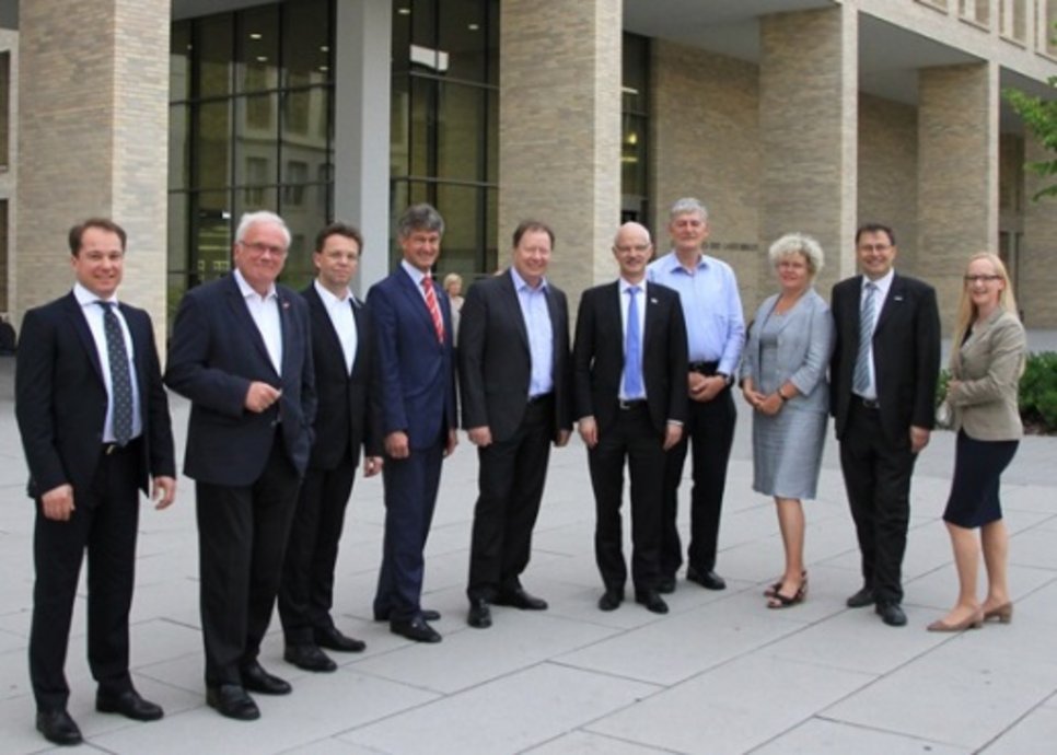 TU Austria trifft TU9: Rektor Harald Kainz (4.v.l.), Rektorin Sabine Seidler (3.v.r.) und Rektor Wilfried Eichlseder (2.v.r.) mit dem TU9- Präsidenten Hans Jürgen Prömel (5.v.r) und weiteren Vertretern führender Technischer Universitäten Deutschlands. (© TU Darmstadt) Treffen_TU9_TU_Austria_web