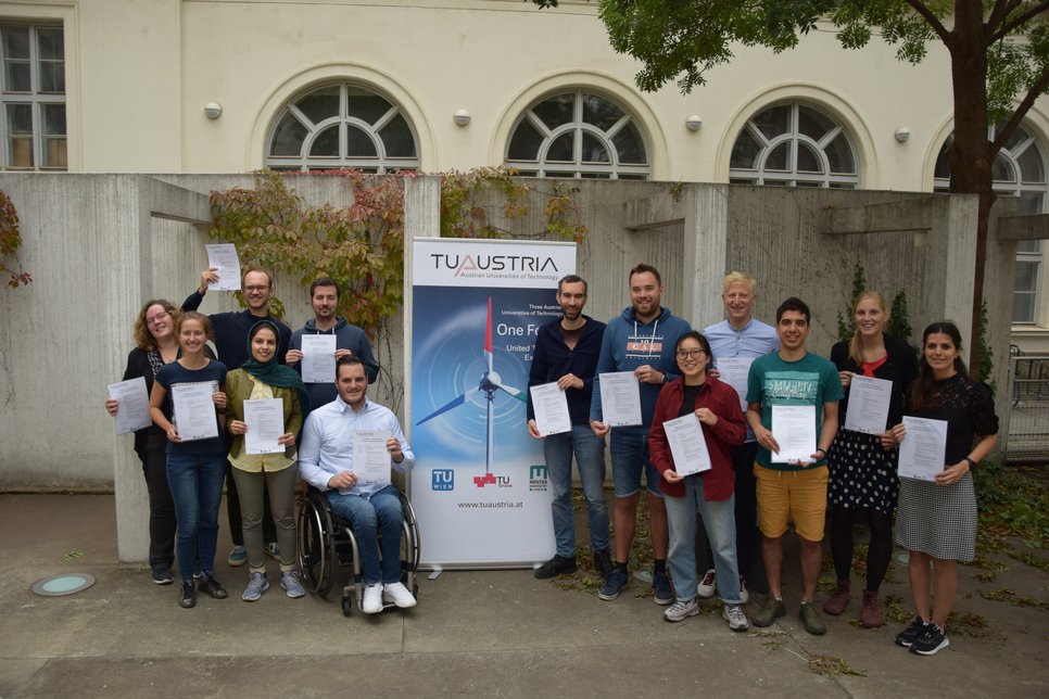 Gruppenfoto mit Urkunde Gruppenfoto der Teilnehmer_innen der Sumemr School Doc+ mit Urkunde