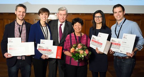 Johannes Bintinger (TU Wien), Agnes Reiner (Med Uni Wien, AIT), Hannes Androsch, Helga Nowotny, Rupinder Kaur (Uni Wien), Lukas Kinner (AIT) (v.l.n.r.) Johannes Bintinger (TU Wien), Agnes Reiner (Med Uni Wien, AIT), Hannes Androsch, Helga Nowotny, Rupinder Kaur (Uni Wien), Lukas Kinner (AIT) (v.l.n.r.)