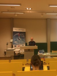 Prof. Gollas gibt einen Einblick in die Grundlagen der Wasserstoffproduktion sowie die grundlegenden Prinzipien der Elektrochemie © TU Austria Abb_5_b